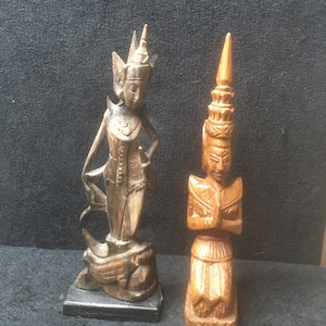 Vintage twee Japanse / Balinese / Indonesische handgesneden massief houten figuren van een dames