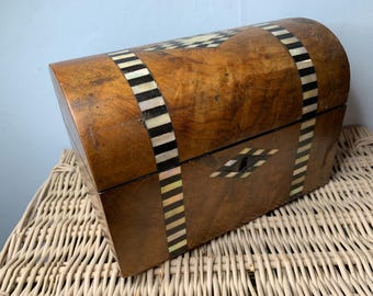 Impresionante cofre antiguo de madera enchapada con incrustaciones de madera oscura y bandas de nácar