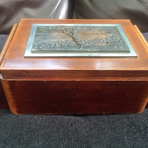 Scatola di sigarette in legno italiano vintage con targa inserta raffigurante il Golfo di Napoli e l'Etna