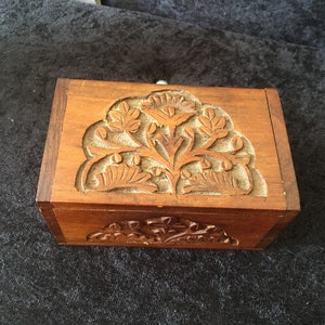 Forêt-noire Vintage sculpté boîte en bois
