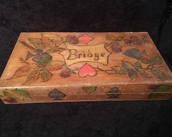 Vintage juego tarjeta almacenamiento caja de madera con trajes tallados y mora y dejar decoración