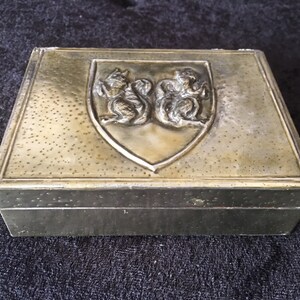 Vintage Pewter portatile sigaretta con scoiattoli su stemma scudo