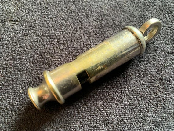 Sifflet ancien d'arbitre vers 1933 type officier métal SOLIDO - Collection