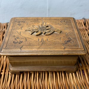 Boîte souvenir / bibelot ancienne en bois sculpté de la Forêt-Noire avec motif feuille de trèfle et fleurs d&#39;edelweiss