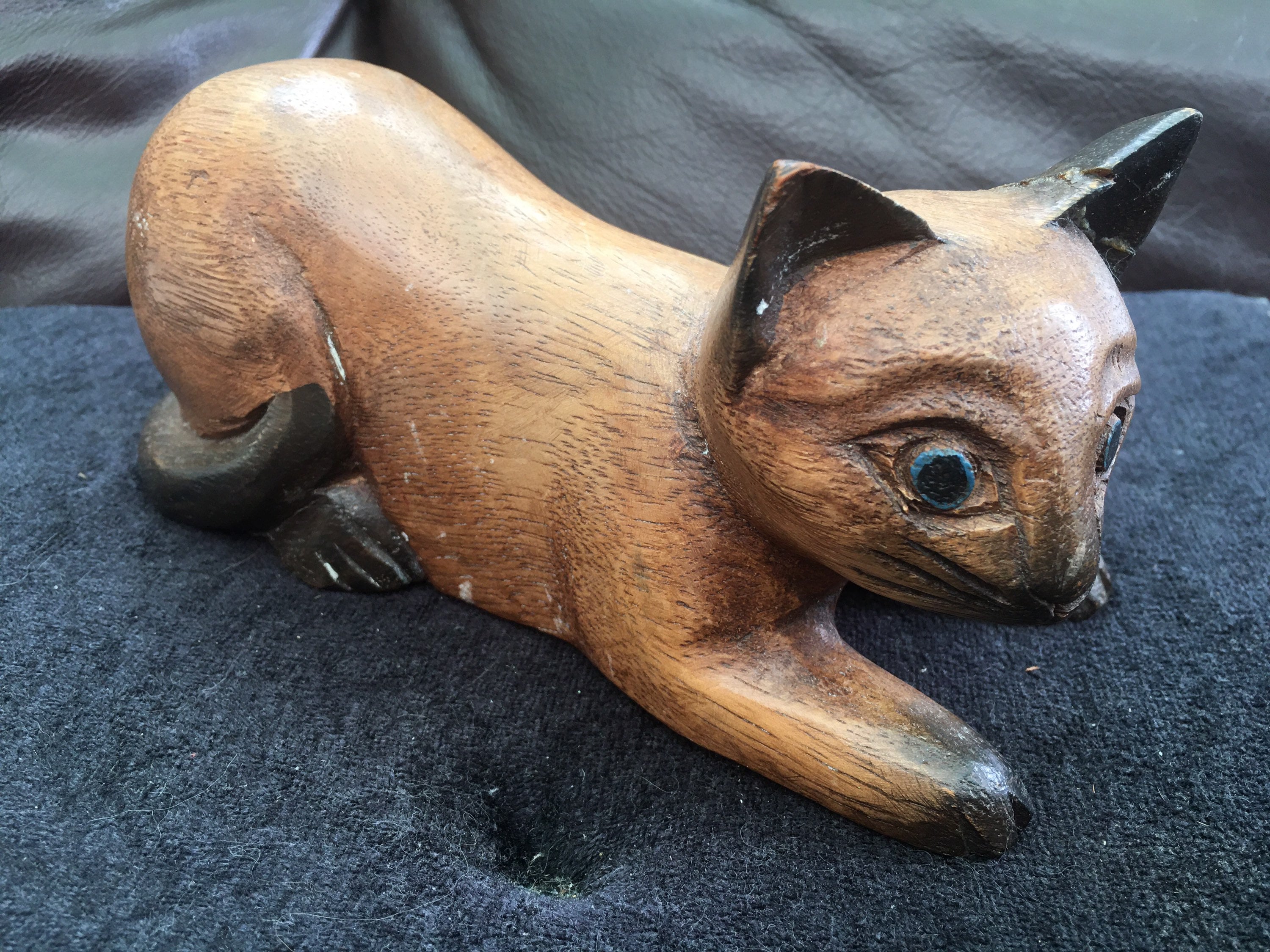 木彫りのネコ 置物 在銘 オブジェ / Wooden carved cat 木彫 首かしげネコ 置物 飾り 木彫り ねこ ネコ 猫 かわいい 木