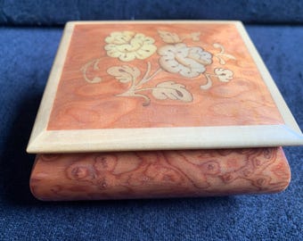 Caja de música vintage de madera con incrustaciones de Sorrento