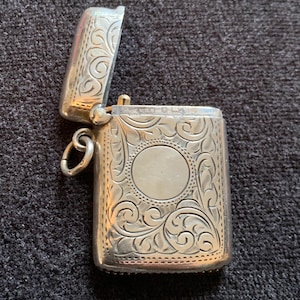 Antica Vesta in argento massiccio di William Henry Sparrow del 1920