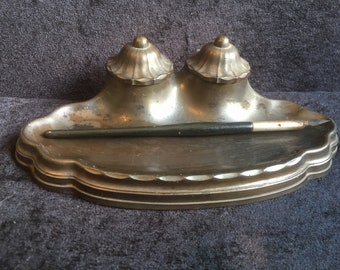 Vintage Victorian Pewter Ink well Soporte con tinteros de cerámica y pluma Ink Dip