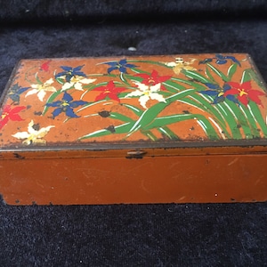 Scatola di sigarette verniciata vintage con vari gigli colorati