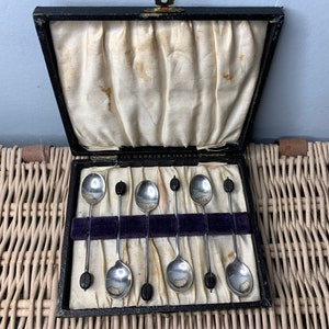 Vintage 6 x Silver plated Coffee spoons in their silk lined original box