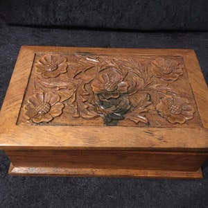 Vintage Forêt Noire main sculptée boîte de bijoux en bois avec fleurs alpines couleur magnifique