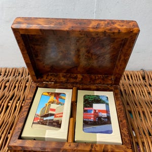 Vintage speelkaarten Burr houten kist met twee dekken speelkaarten Freightliner trucking company