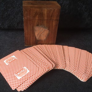 Vintage speelkaart opslag houten doos met een dek van palmen speelkaarten