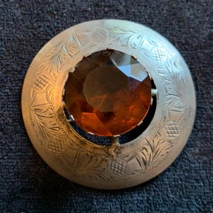 Amber stag brooch - Etsy 日本