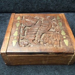 Latón con incrustaciones vintage y caja de madera ansiada a mano