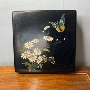 Antique Victorian late 19th century decorated Papier-mâché Jewelery decorated with hand painted Daisys