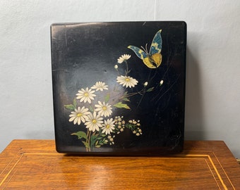 Antique Victorian late 19th century decorated Papier-mâché Jewelery decorated with hand painted Daisys