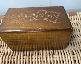 Caja de madera vintage para naipes con los palos grabados en la tapa y dos barajas de cartas Crown De La Rue.