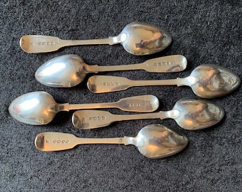 Antikes Set von Sechs Sterling Silber Teelöffeln verschiedener Hersteller mit Monogramm