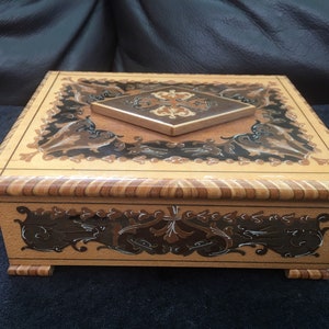 Carillon vintage Reuge in legno intarsiato con decoro a foglie d'acanto