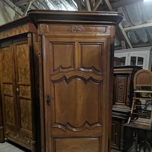 Louis XV style bonnet maker