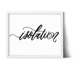 Könnte beinhalten: Weiß gerahmter Kunstdruck mit dem Wort "Isolation" in schwarzer Schreibschrift. Das "o" in Isolation ist durch ein Daumen-hoch-Symbol ersetzt. Das Kunstwerk ist vor einem weißen Hintergrund.
