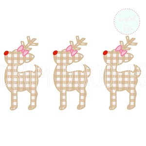 Puede incluir: Tres siluetas de renos con un patrón de cuadros beige y blanco. Cada reno tiene una nariz roja y un lazo rosa. El texto "DRUM GOODS" es parcialmente visible. Se indica un archivo digital.
