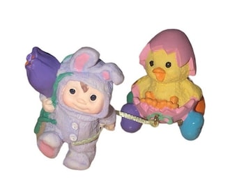 Vintage HALLMARK '97 Figuras en miniatura felices "Desfile de Pascua" 2pc Chick Bunny Decoración Decoración Adorno Árbol de Pascua Primavera Vacaciones Temporada