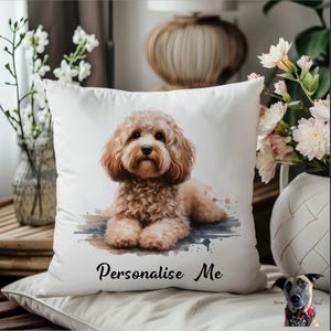 Può includere: Un cuscino bianco con un'illustrazione ad acquerello di un cane marrone e bianco. Il testo "Personalizza me" è stampato sul cuscino.