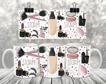 Può includere: Tre tazze bianche con un design di articoli da trucco e la parola "STORM" su di esse. Il design include pennelli da trucco, rossetto, fondotinta, cipria, eyeliner e ciglia.