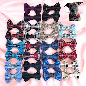 Puede incluir: Una colección de 20 pajaritas de cuadros en varios colores y patrones, incluyendo rojo, azul, verde y negro. Las pajaritas están dispuestas en filas sobre una superficie rosa.