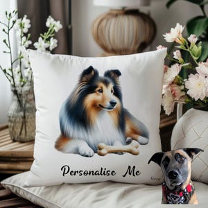 Puede incluir: Cojín cuadrado blanco con una ilustración detallada de un perro Sheltie y un hueso. El cojín tiene el texto "Personalise Me" en una fuente de escritura. El perro tiene un pelaje tricolor negro, marrón y blanco.