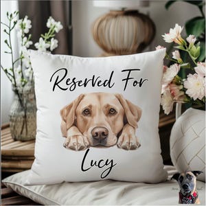 Könnte beinhalten: Weißes Kissen mit dem Text "Reserviert für Lucy" und einer Aquarell-Illustration eines Golden Retriever-Hundes.