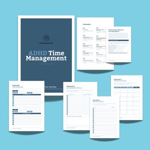 Puede incluir: Un cuaderno de trabajo titulado "ADHD Time Management" con una cubierta azul oscuro y texto blanco. Varias p&aacute;ginas abiertas muestran ejercicios y esquemas de contenido. Las p&aacute;ginas est&aacute;n sobre un fondo azul claro.