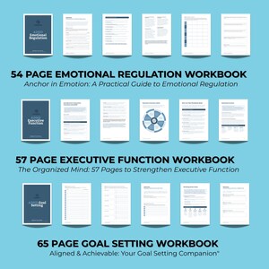 Op de afbeelding: Een verzameling werkboeken op een lichtblauwe achtergrond. De werkboeken heten "Emotionele Regulatie", "Uitvoerende Functie" en "Doelen stellen". Elk werkboek heeft een omslag met de titel en het aantal pagina's. De teksten "Verankerd in emotie", "De georganiseerde geest" en "Uitgelijnd & Bereikbaar" zijn ook zichtbaar.