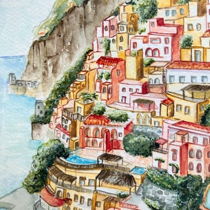 以下が含まれることがあります： イタリアの海岸沿いの村の水彩画。このアートワークは、丘の中腹から海に向かって滝のように流れ落ちるカラフルな建物を描いています。建物はオレンジ、黄色、ピンクの色合いで塗装されており、緑の葉と青い水があります。