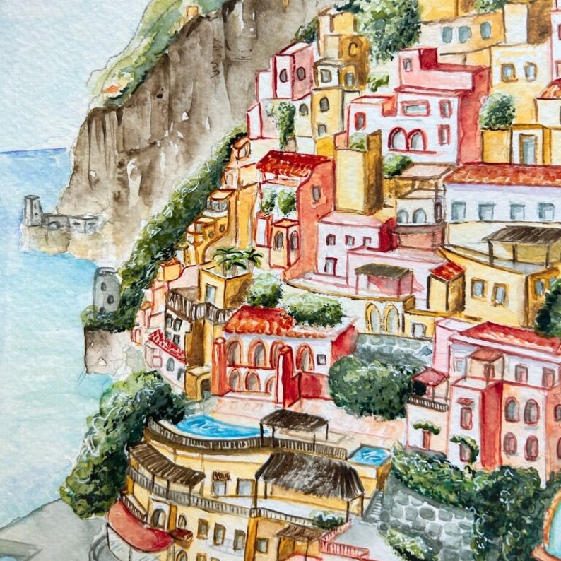 以下が含まれることがあります： イタリアの海岸沿いの村の水彩画。このアートワークは、丘の中腹から海に向かって滝のように流れ落ちるカラフルな建物を描いています。建物はオレンジ、黄色、ピンクの色合いで塗装されており、緑の葉と青い水があります。