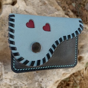 Kleine schwarze und blaue Ledergeldbörse für Damen mit Herzen, originelle handgefertigte Geschenke. Handgefertigter Münzhalter Bild 5