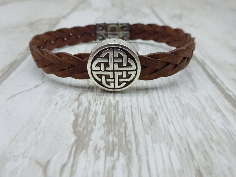 Pulsera trenzada de  cuero con símbolo celta