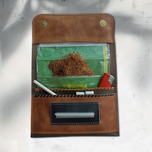 Portasigarette in pelle per tabacco da rollare. Portasigarette in pelle marrone rustico per riporre e trasportare tabacco da rollare.