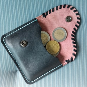 Kleine schwarze und blaue Ledergeldbörse für Damen mit Herzen, originelle handgefertigte Geschenke. Handgefertigter Münzhalter Bild 2