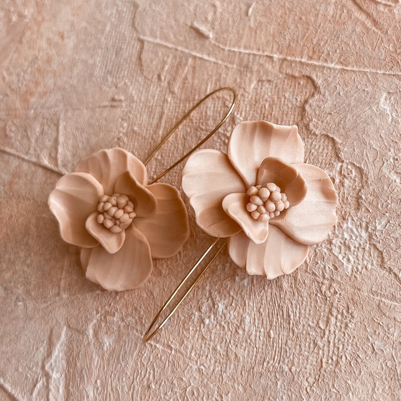 Pendientes de damas de honor y boda con flor rosa/rubor/nude, pendientes llamativos para fiesta nupcial, joyería ligera, accesorios simples para boda imagen 1