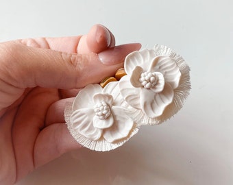 Mini Pendientes de Borla Flores Blancas / Pendientes de borla pequeños para novias mínimas Bodas en la playa Joyas de bodas tropicales Pendientes blancos de novia