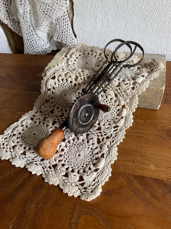 Antik Metall Handmixer mit Holzgriff, Vintage Schneebesen, Eierschlaeger
