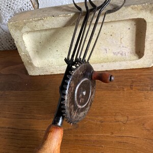 Pu&ograve; includere: Sbattitore per uova vintage a manovella con manico in legno e pi&ugrave; fruste in metallo. Lo sbattitore ha un meccanismo a ingranaggi ed &egrave; in metallo.