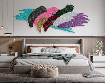 Könnte beinhalten: Ein modernes Schlafzimmer mit einem grauen, gepolsterten Bett, einem grauen Teppich und einem großen abstrakten Wandbild mit mehreren bunten Pinselstrichen mit Glitzerakzenten.