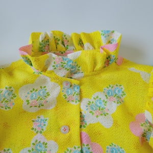 Ruffle collar shirt in bright yellow vintage printed fabric, toddler girl blouse imagem 4