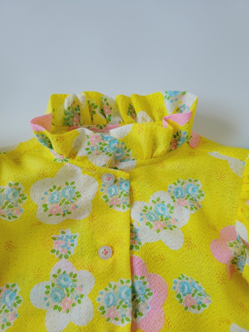 Ruffle collar shirt in bright yellow vintage printed fabric, toddler girl blouse imagem 4