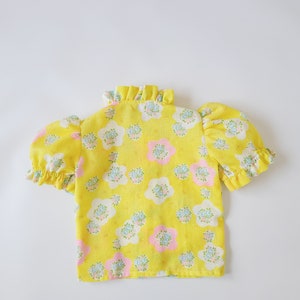 Ruffle collar shirt in bright yellow vintage printed fabric, toddler girl blouse imagem 2