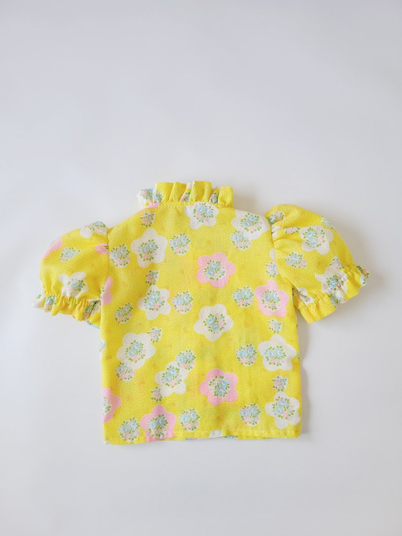 Ruffle collar shirt in bright yellow vintage printed fabric, toddler girl blouse imagem 2